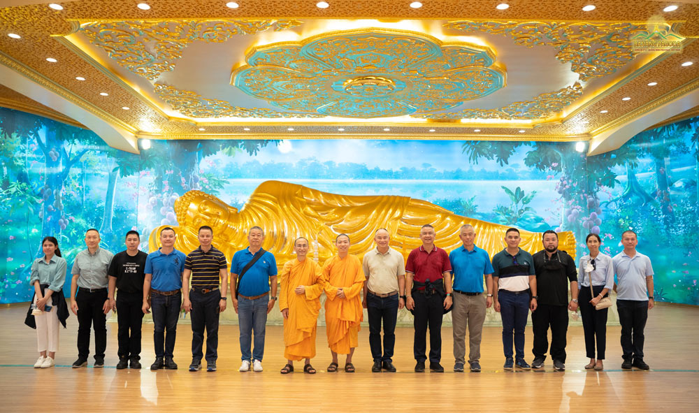The monks and the delegation captured the meaningful moment in the worlds biggest on-mountain Buddhist Lecture Hall, in front of the statue of the Buddha entering Nirvana.