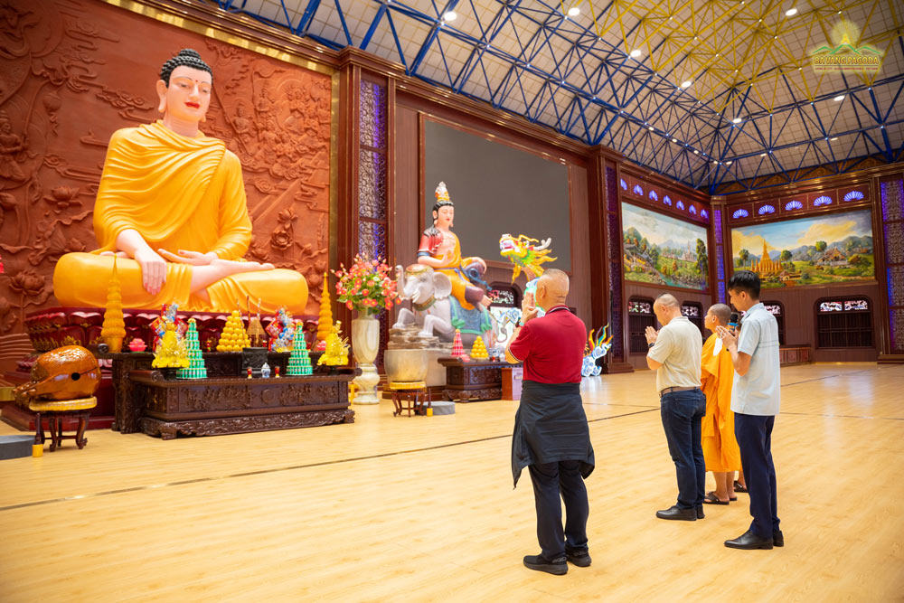 Mr. Prachuap Wongsuk and the delegation respectfully joined hands and offered prayers in front of the Buddhas altar.