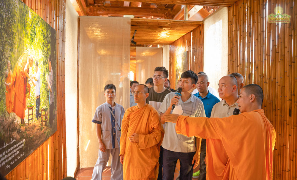 In the “Buddhist ascetics with the forest” art gallery, the delegation had a chance to listen to the monk sharing about wishes and virtues of Thay Thich Truc Thai Minh (the abbot) and life of the Bhikkhus in the forest.