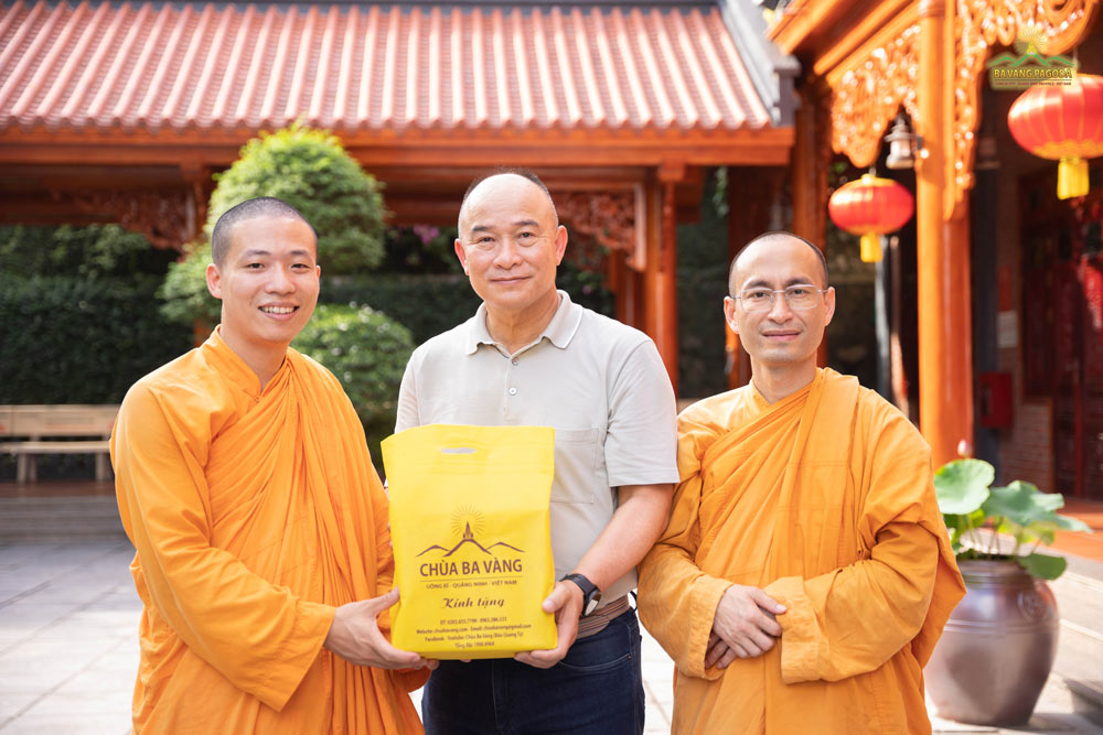 After their visit, the monks, on behalf of Ba Vang Pagoda, gave some souvenir gifts to Mr. Prachuap Wongsuk.