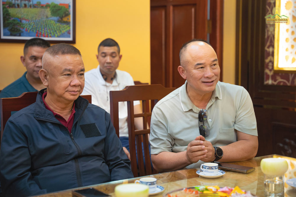 Mr. Prachuap Wongsuk, along with the Royal Thai Police delegation, had a close conversation with the monks of Ba Vang Pagoda.