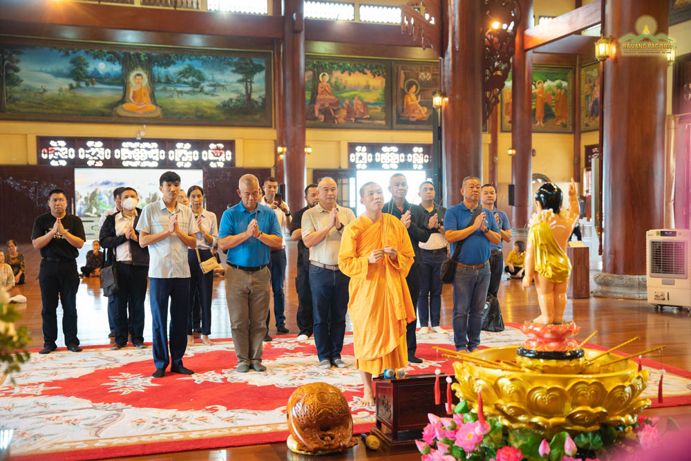 In the Main Hall of Ba Vang Pagoda, the Thai delegation solemnly offered incense and prayed to the Buddha.