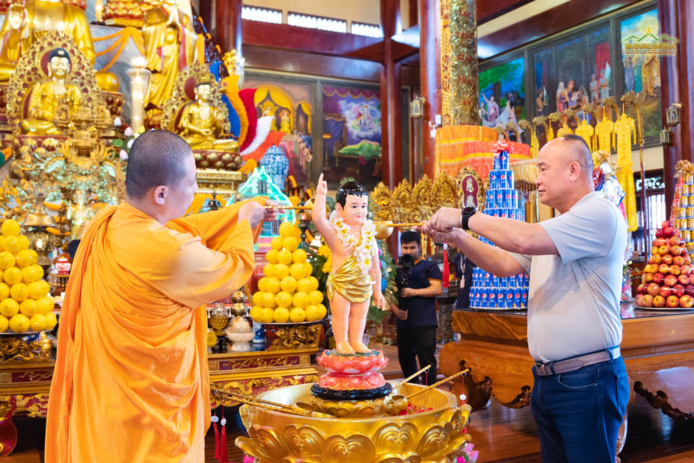 “Paying homage to the Tathagata ​​Like the Devas, bathe your body.” Ba Vang Pagodas representative monk and Mr. Prachuap Wonsuk offered scented water to bathe the Buddha.