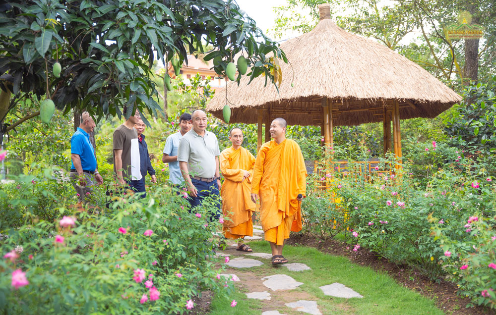 The green and fresh landscape of the meditation garden, one of the peaceful places at Ba Vang Pagoda, impressed Mr. Prachuap Wongsuk and other members of the delegation.