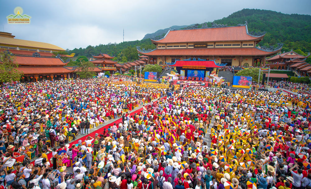 A massive gathering of people from many countries at Ba Vang Pagoda for the Grand Celebration of Vesak 2023