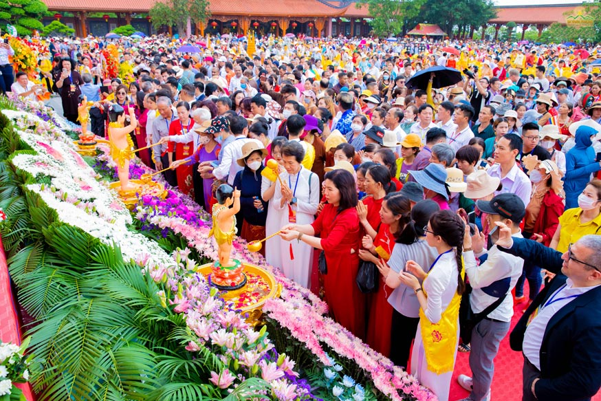 A huge number of people solemnly joined the Buddha-bathing ritual in the Grand Celebration of Vesak 2023 at Ba Vang Pagoda