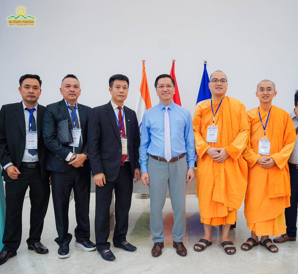 The monks of Ba Vang Pagoda took a souvenir picture with Mr. Nguyen Thanh Hai, Designated Ambassador of Vietnam to India, and some other officials.