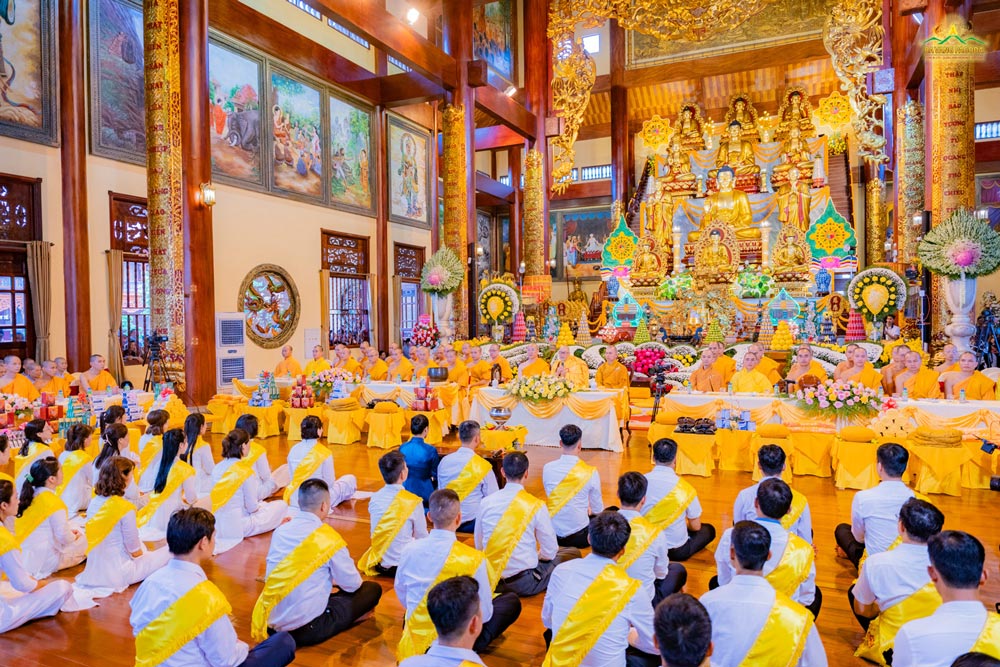 Buddhists offering to Monks and Nuns at Ba Vang Pagodas Ullambana Festival