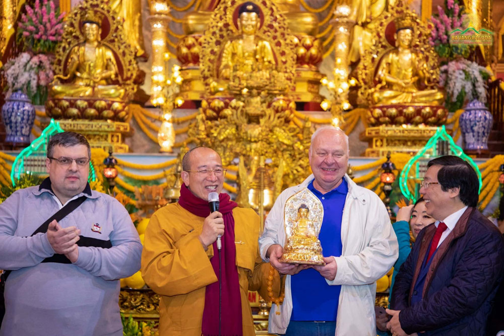 Thay Thich Truc Thai Minh presents Ambassador H.E. Mr. Konstantin V. VNUKOV with a Buddha statue with best wishes
