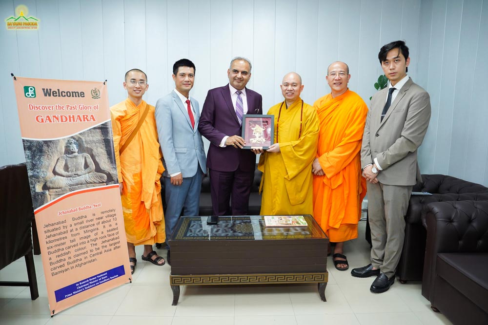 Dr. Ramesh Kumar Vankwani presented a souvenir gift to the delegation of the Vietnam Buddhist Sangha.