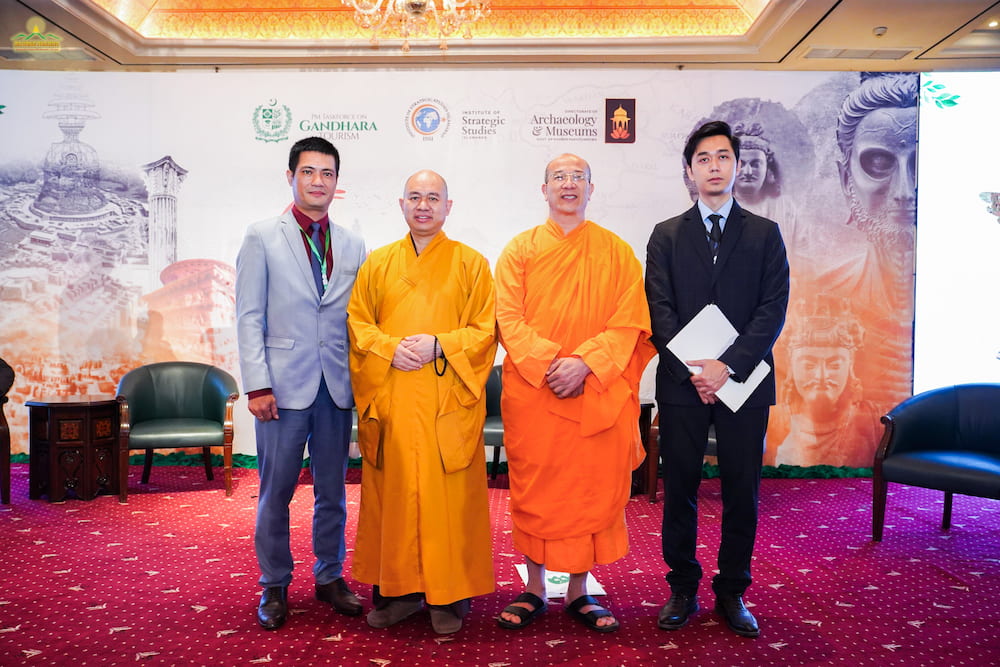 Most Venerable Thich Duc Thien and Thay Thich Truc Thai Minh took a souvenir photo with the Vietnamese Ambassador to Pakistan - Mr. Nguyen Tien Phong (on the left).