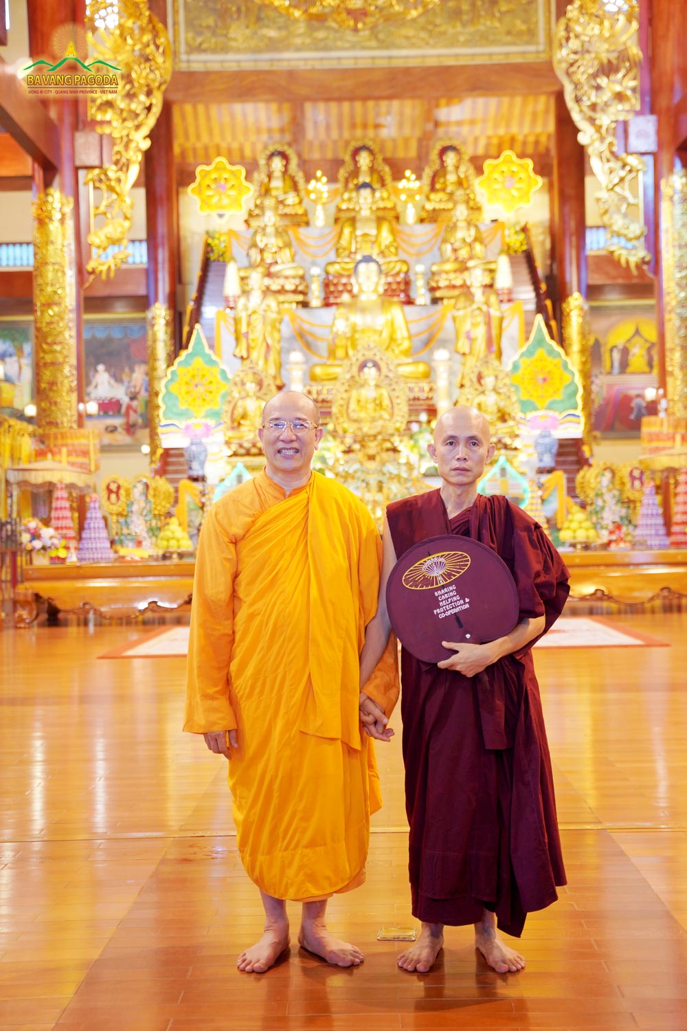 The hand-holding of Dharma friendship represented the harmony between monks like water and milk, as taught by the Buddha.