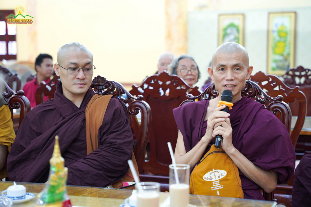 Venerable Sayadaw U Ottamasara gave a speech upon the warm welcome of Thay Thich Truc Thai Minh and the monks of Ba Vang Pagoda.