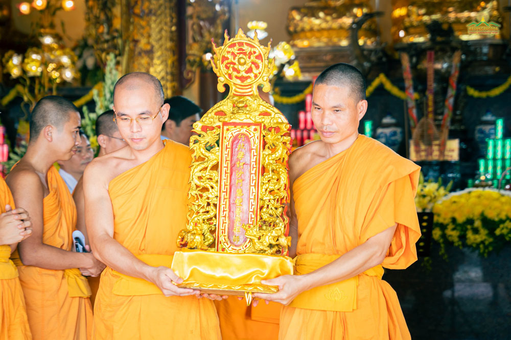 The monks reverently process the ancestral tablet of the Patriarch to the Main Hall.