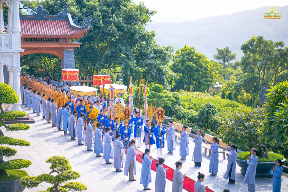 The ceremony of the Patriarch occurs solemnly, featuring monks, nuns, government officials and many people attending