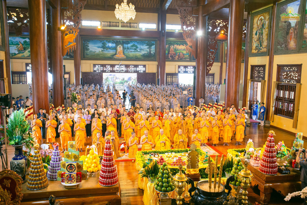 Thay Thich Truc Thai Minh and the monks offer incense to conduct the commemoration ritual.