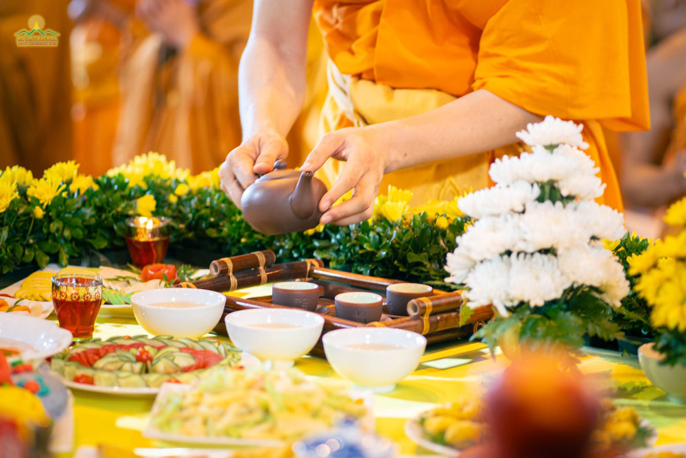 Thay Thich Truc Thai Minh offers tea to the Patriarch.