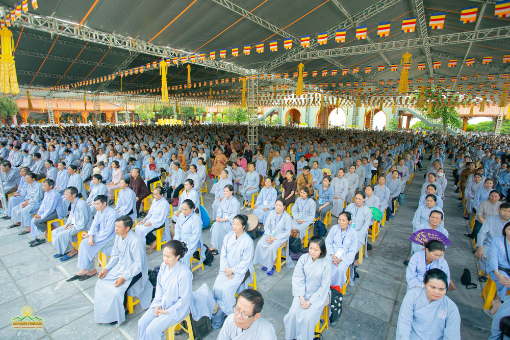 Thousands of people from far and wide attend the 266th death anniversary of Truc Lam Zen Patriarch Mahasramana Tue Bich Pho Giac.