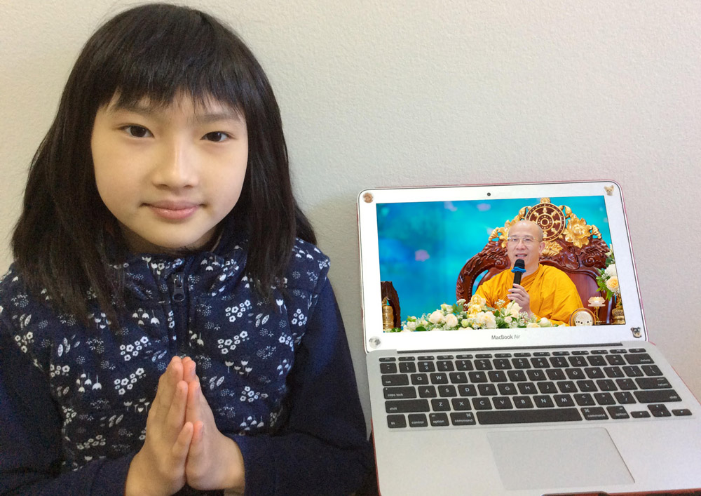 Little Joanna joined her hands with full gratitude to Thay Thich Truc Thai Minh who taught her about the Buddha.
