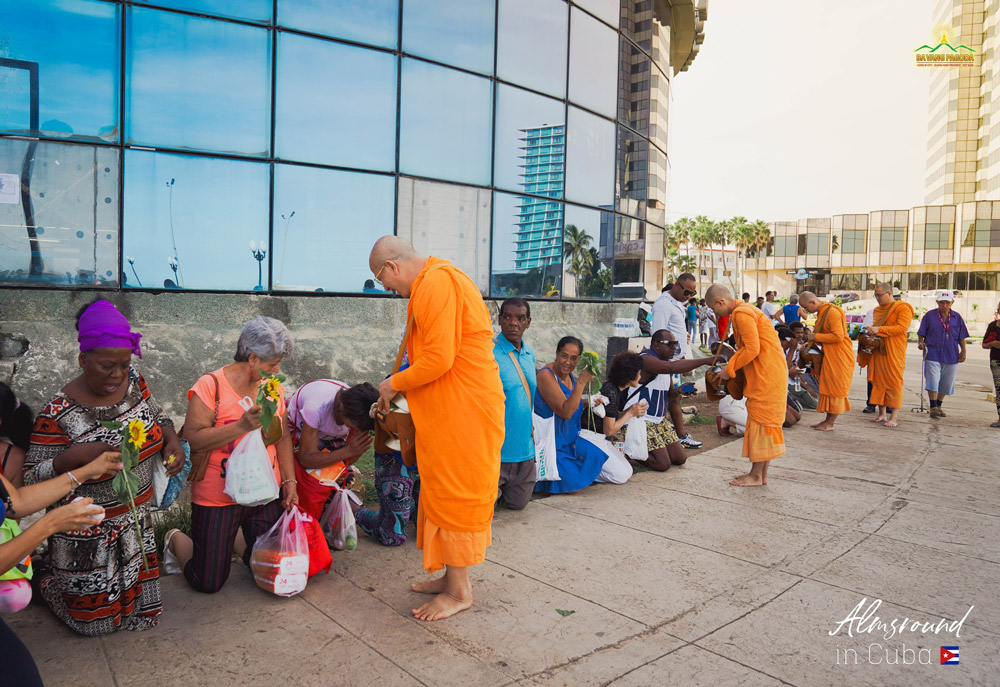 Cuban residents reverently made offerings to Thay and the monks.