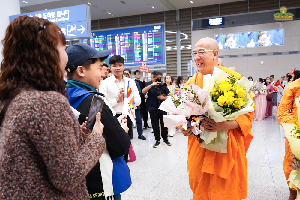 Thay Thich Truc Thai Minh received a beautiful bouquet of flowers from a young boy.