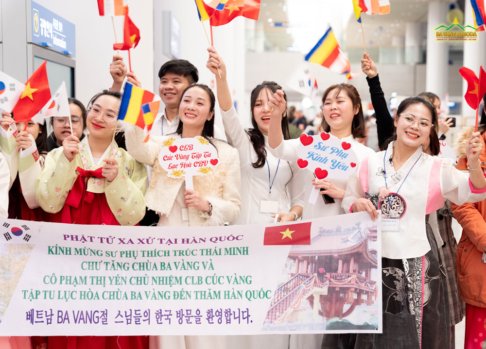 The Buddhists joyfully welcomed Thay Thich Truc Thai Minh to South Korea for preaching the Dharma. For some Buddhists, it is their first in-person meeting with Thay.