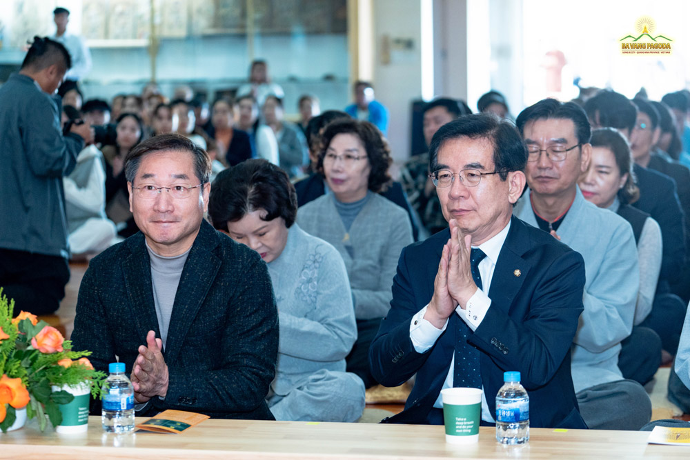 South Korean government officials and residents attentively listened to Thay's teachings.