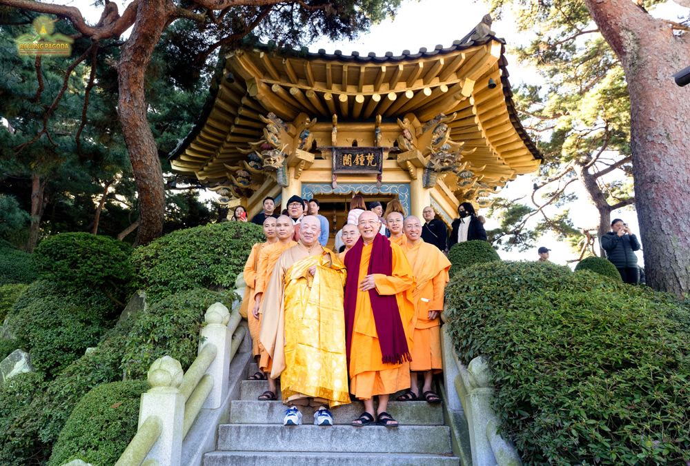 At Heungryunsa Temple, the first preaching destination in this South Korean Dharma propagation journey, Thay Thich Truc Thai Minh and the delegation were led by the abbot to visit some places in the pagoda.