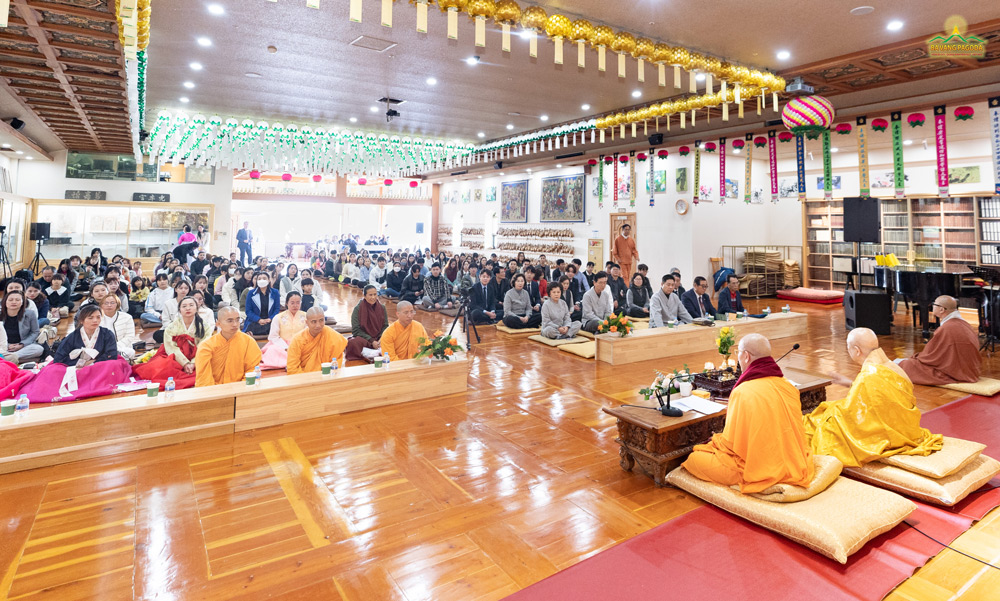 Thay Thich Truc Thai Minh delivered a short teachings at Heungryunsa Temple, the first destination in his Dharma propagation tour in South Korea.