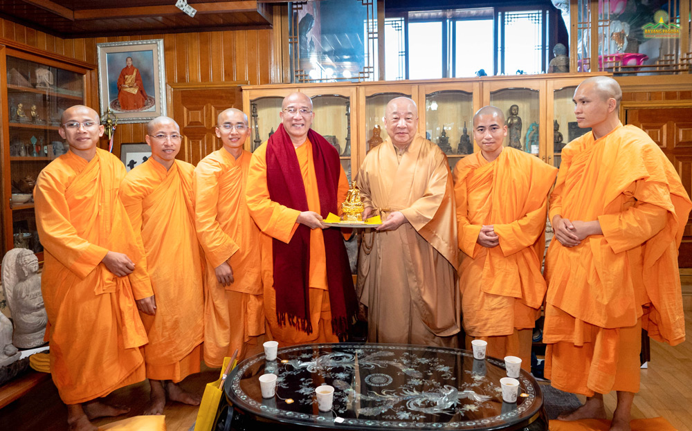 As a token of appreciation, Thay Thich Truc Thai Minh presented Abbot Jeong Beob Ryun a statue of Buddhist King Tran Nhan Tong, the founder of the Truc Lam Zen sect of Vietnam (in the 13th century).