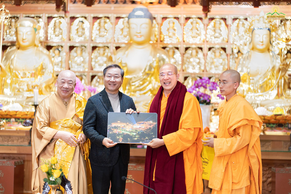 Thay Thich Truc Thai Minh presented a picture of Ba Vang Pagoda to Mr. Yoo Jeong-bok - Mayor of Incheon City, South Korea.