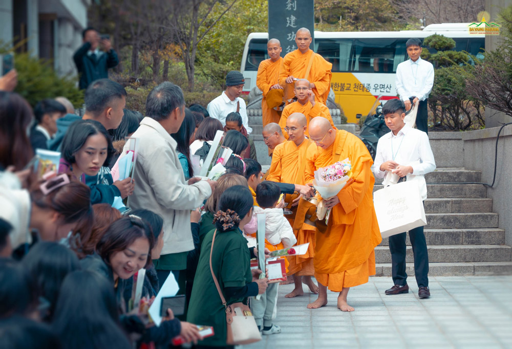 Accepting the request of expatriate Buddhists in Korea, Thay Thich Truc Thai Minh led the monks of Ba Vang Pagoda on alms round at Gwanmun Temple.