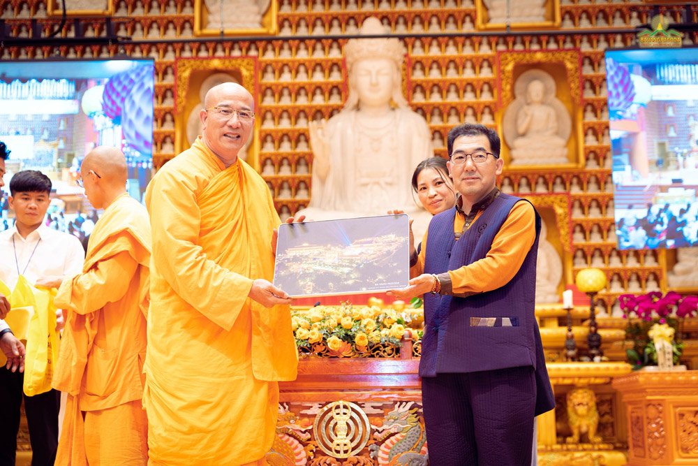 A representative of lay Buddhists at Gwanmun Temple received a gift from Thay Thich Truc Thai Minh.