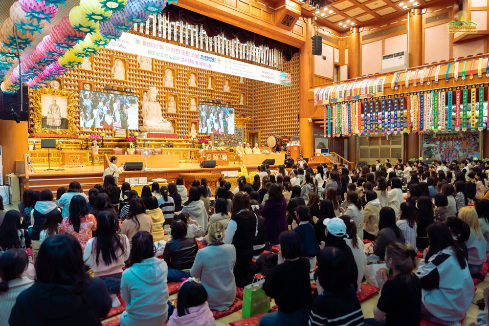 After a long time of anticipation, the expatriate Buddhists as well as Vietnamese overseas students and workers in South Korea were able to attend and listen to Thay Thich Truc Thai Minhs teachings right in the country.