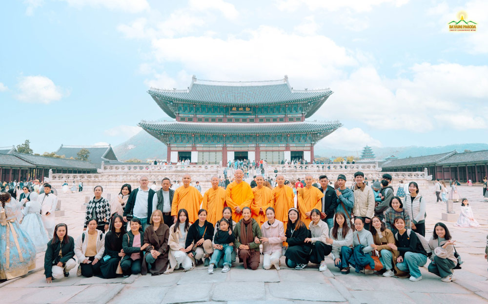 The delegation took souvenir photographs at Gyeongbokgung Palace in Seoul.
