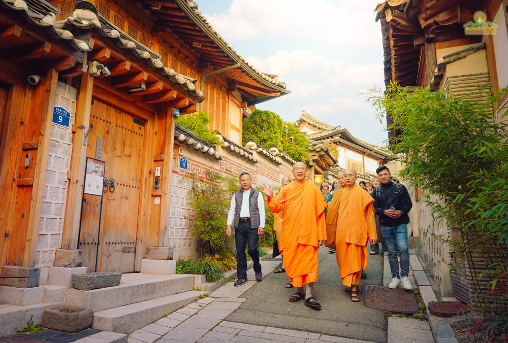 Bukchon Hanok is a village with a long-standing history in Seoul, being filled with an ancient and peaceful atmosphere.