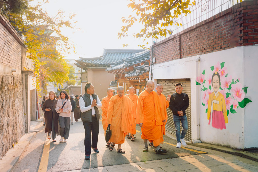 In the serene morning atmosphere, Thay Thich Truc Thai Minh and the delegation visited the Bukchon Hanok Village, located in the heart of Seoul, South Korea and featuring hundreds of traditional houses made of stone and clay.