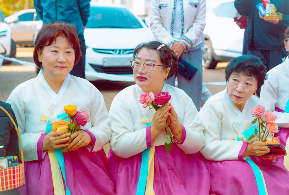 Many Korean residents joyfully participated in the alms giving ceremony at Daeseong Temple to make offerings to the monks.