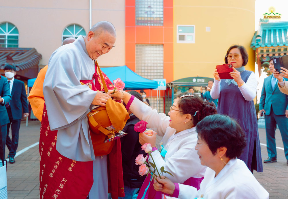“After 40 years, it was only now that I can hold my alms bowl for receiving alms,” shared Most Venerable Kim Do Won, the abbot of Daeseong Temple when he went on an alms round with Thay Thich Truc Thai Minh and the monks of Ba Vang Pagoda.