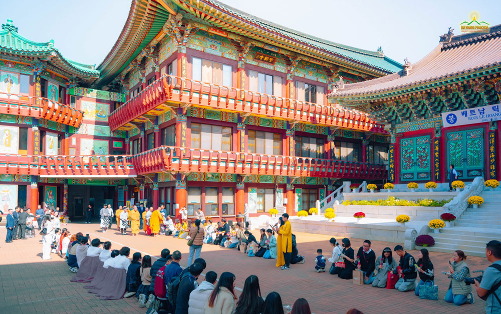 The campus of Daeseong Temple was filled with joy of numerous Korean residents and Buddhists in Daegu, and Vietnamese Buddhists living in the land of Kimchi when the alms round ceremony took place.