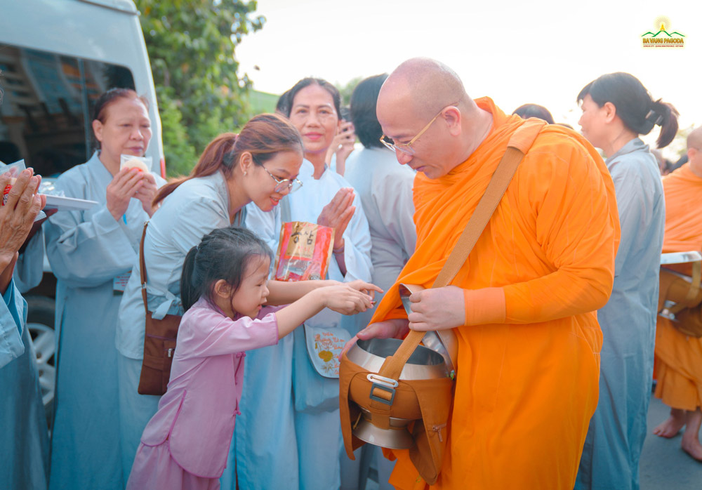 How happy it was as a little girl had a chance to give alms to the monks.