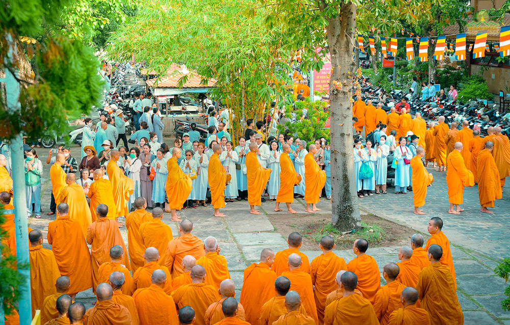 Alms round is a practically beneficial method for mendicants as well as alms-givers. This is also a method of practicing and disseminating the Buddhas Dharma.