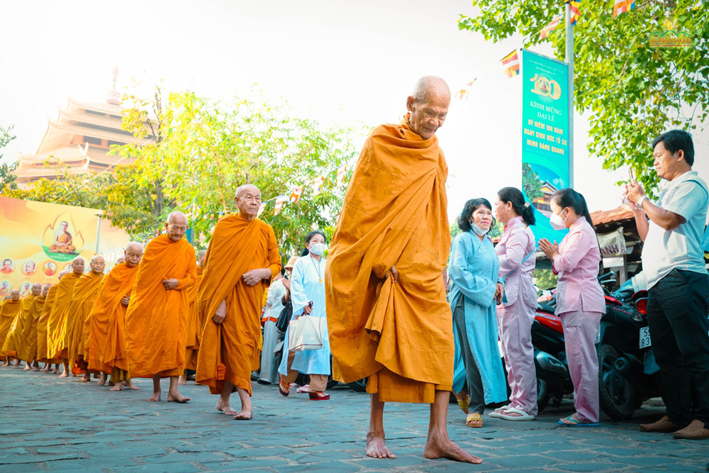 Most Venerable Thich Giac Tuong - Standing Member of the Verification Council of the Mendicant Sect led more than 800 monks and nuns of various Buddhist sects walking for alms on the occasion of the 100th birthday anniversary of Patriarch Minh Dang Quang.