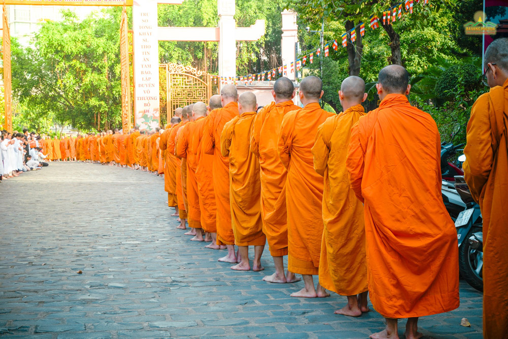 Over 800 monks and nuns walked in unity, forming a long queue for alms on the streets of Ho Chi Minh city.