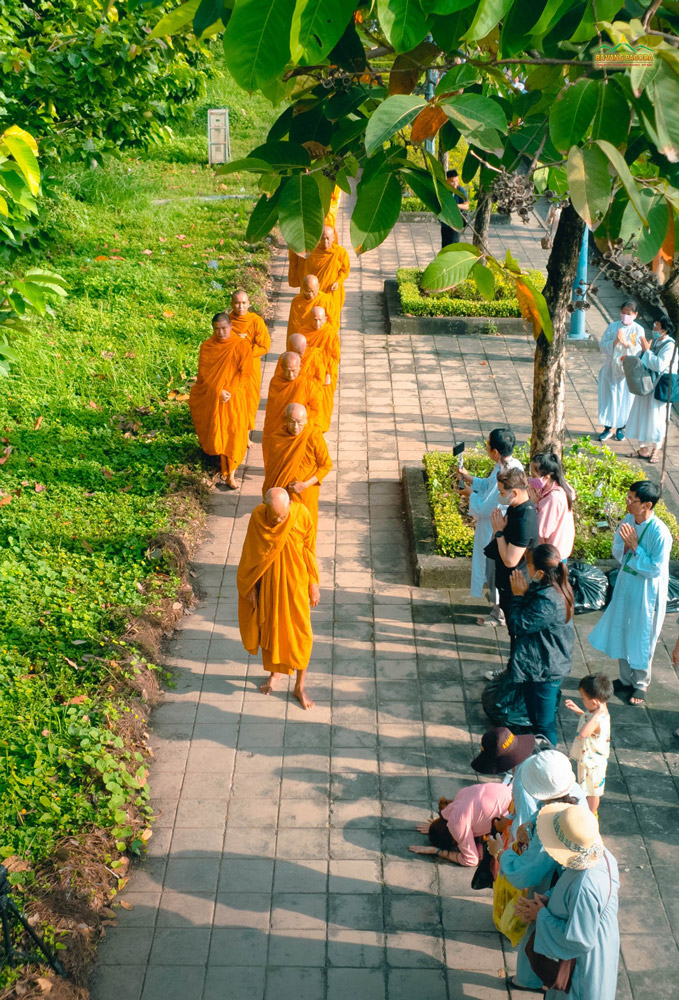 The Sangha calmly went on alms round, which was really a spectacular sight for the onlookers to behold and bear in their hearts.