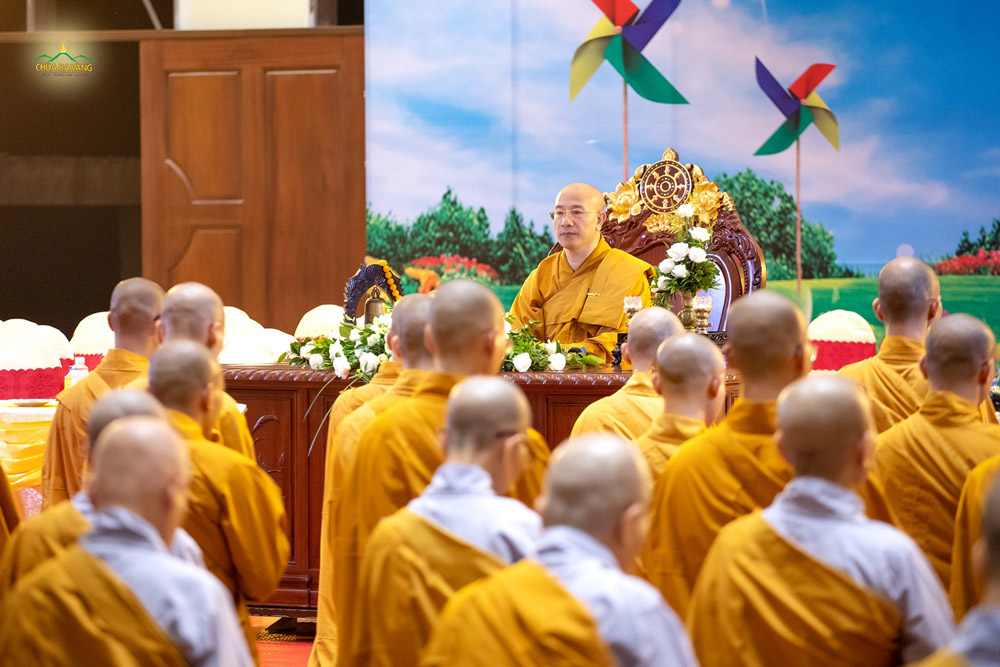 Monks and Nuns of Ba Vang Pagoda offering their thanks to Thay Thich Truc Thai Minh at the ceremony.