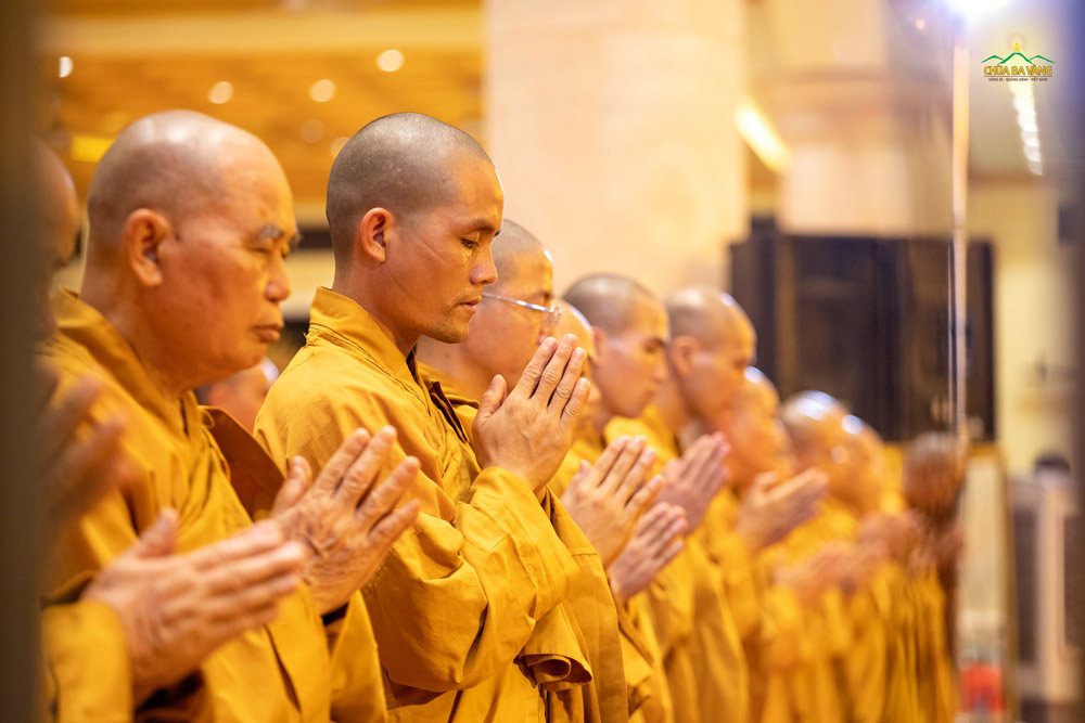 Monks listening to Thays teachings.