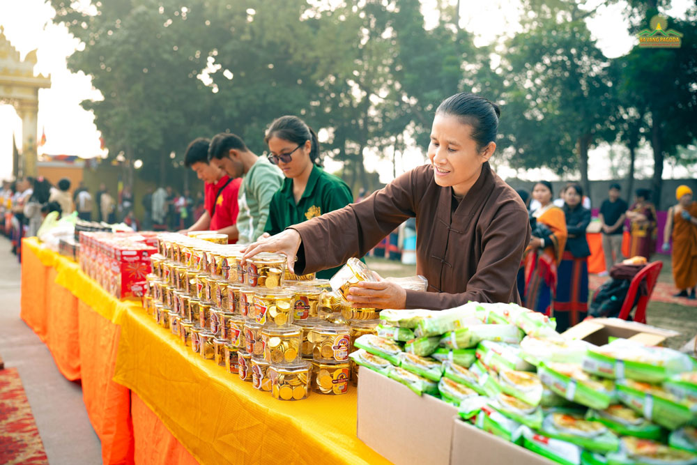 About 3000 km from Vietnam, Buddhists of the Yellow Chrysanthemum Club of Ba Vang Pagoda brought specialties and popular food in their homeland to offer to the venerable monks.