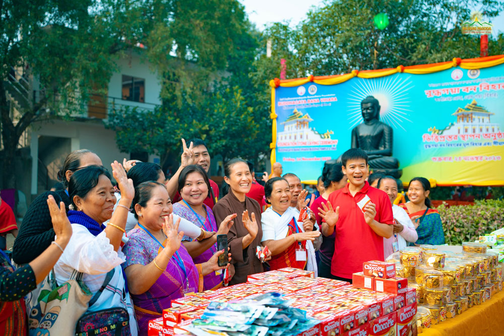 Strengthening Dharma bonds among countries: Lay Buddhists from Vietnam, India, Bangladesh, etc., share their joy and happiness in the dry food offering ceremony. Despite differences in country and region, they all share the same respect and reliance on the Three Jewels.