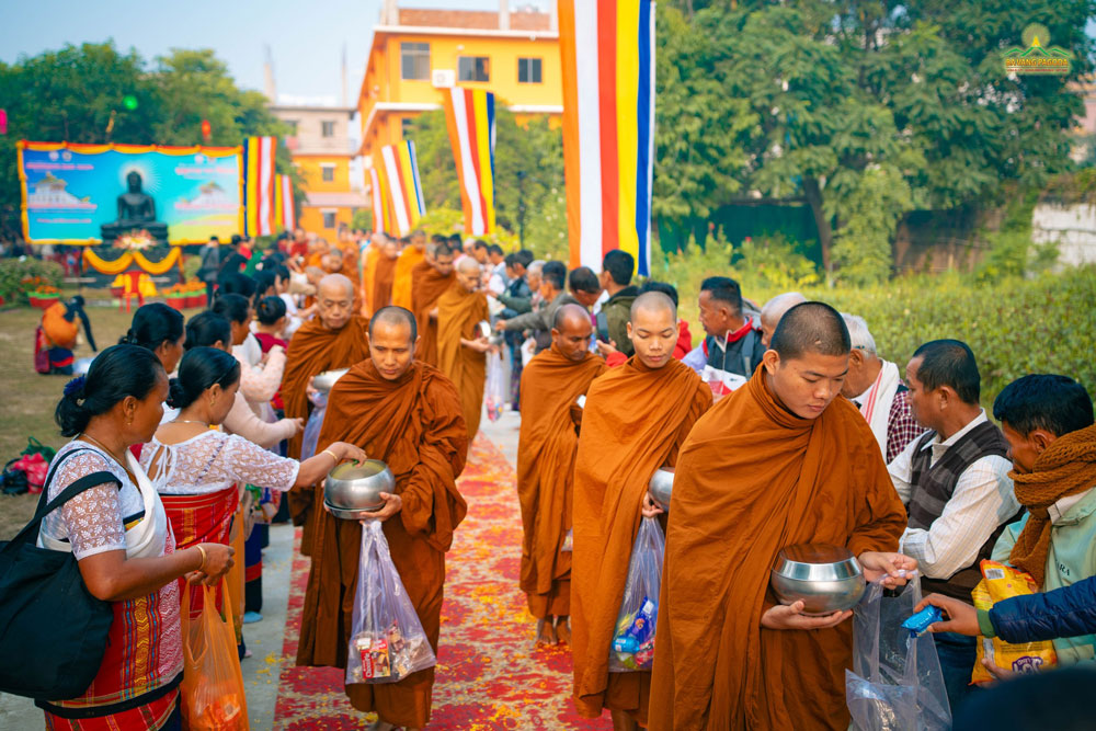 The Alms Offering ceremony featured over 500 monks, nuns, and Buddhist devotees from nine countries, including India, Vietnam, Bangladesh, Nepal, Sri Lanka, Thailand, Australia, Tibet, and Laos.